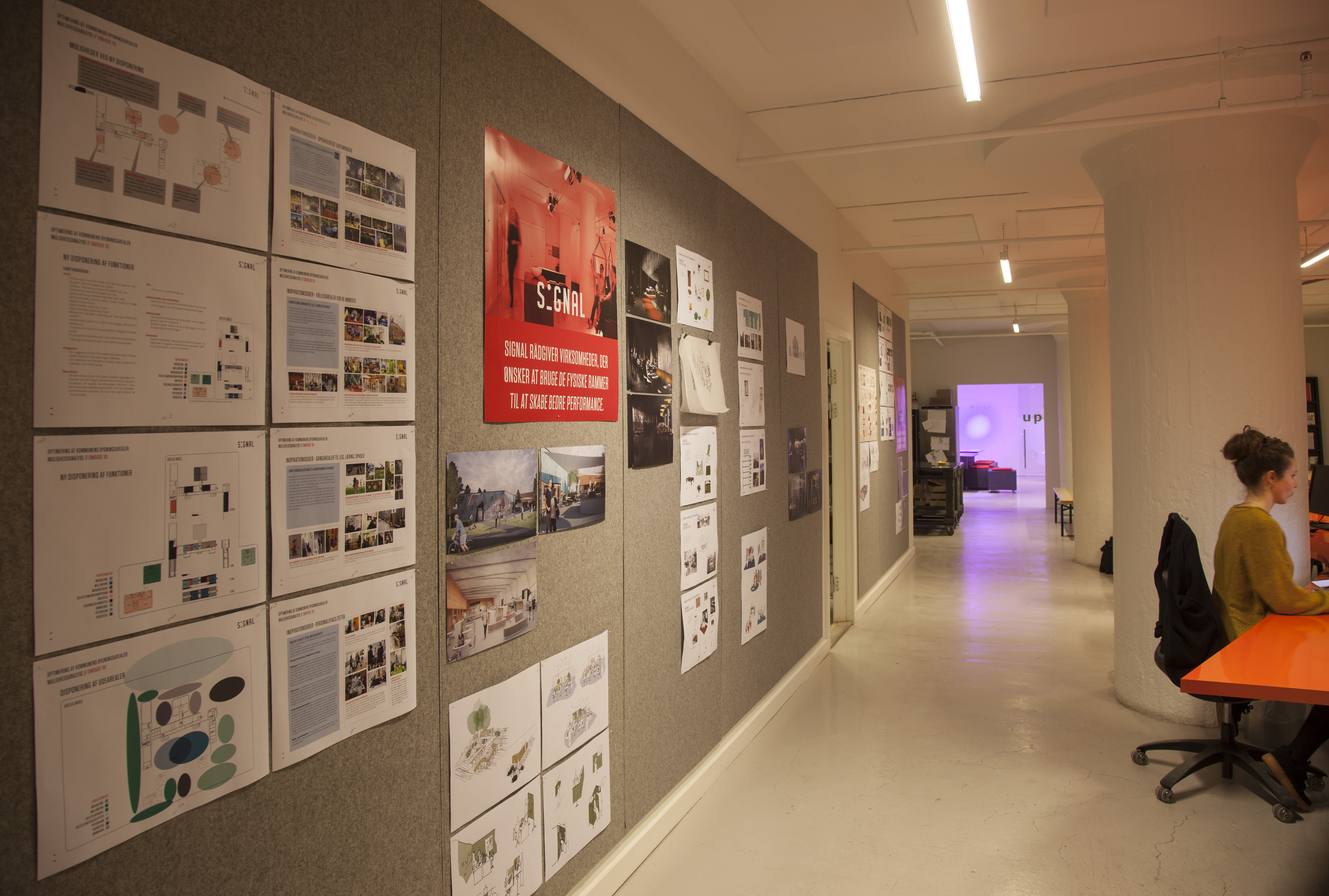 Pindot opslagstavle med filt på kontor (2)